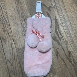 New Mix It Faux Fur Wine Bottle Bag with Snowflake Stopper - Soft Pink. AC1017